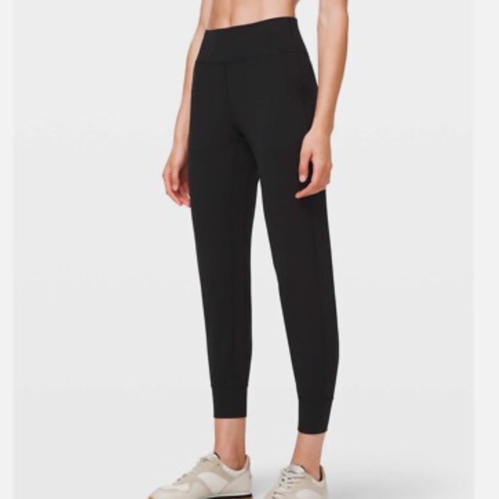 NWOT lululemon align joggers - sz 2

Black align - 23in inseam
